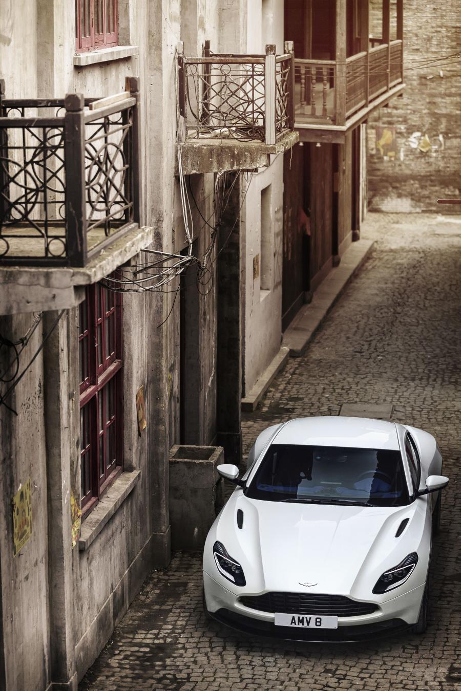  Aston Martin DB11 V8 2017 года  (WW) (фото 17 из 25)